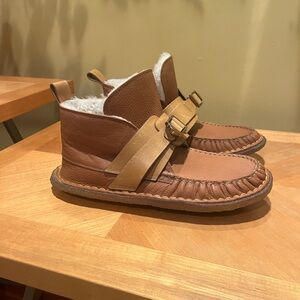 CHLOE MEN’S RNWY $2.4K TAN LEATHER & FUR SHEARLING MOCCASIN SNOW BOOTS SHOES